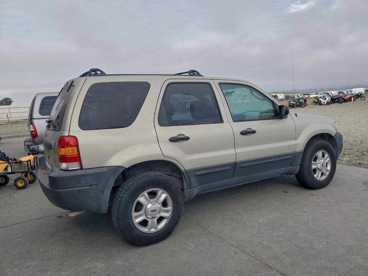 2004 FORD ESCAPE XLT photo 3