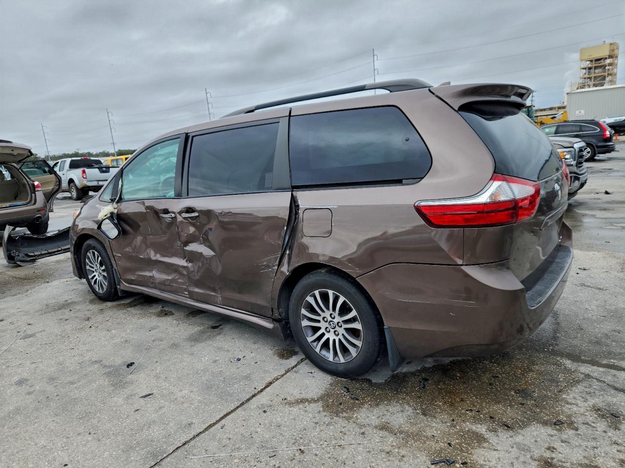 2020 TOYOTA SIENNA XLE photo 2