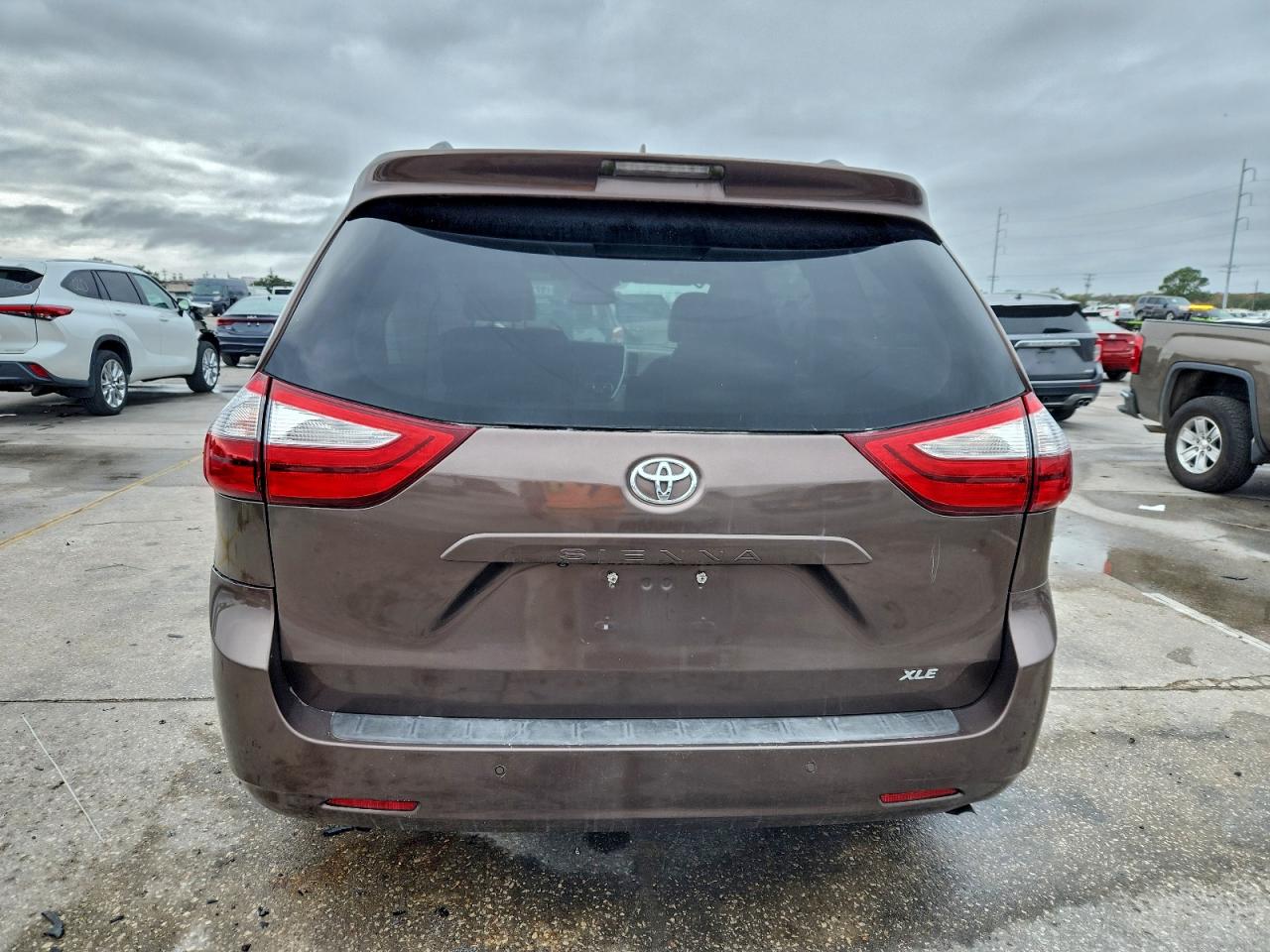2020 TOYOTA SIENNA XLE photo 6