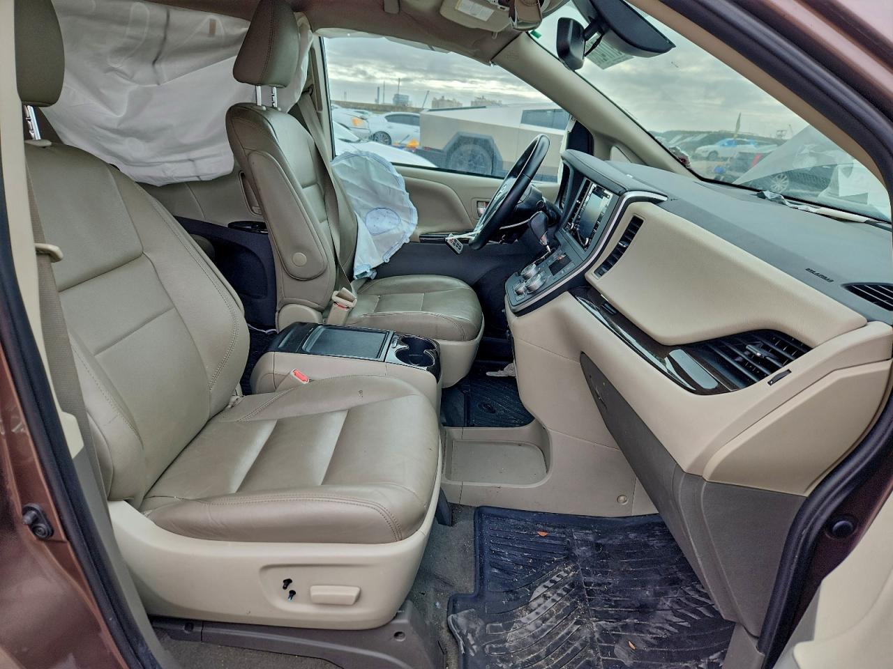 2020 TOYOTA SIENNA XLE photo 7
