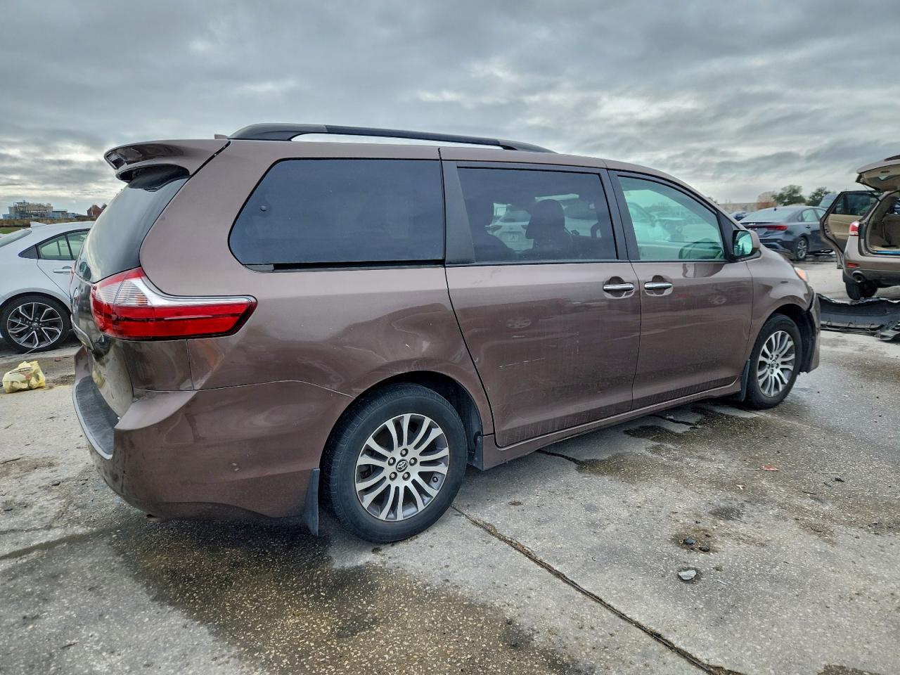 2020 TOYOTA SIENNA XLE photo 3