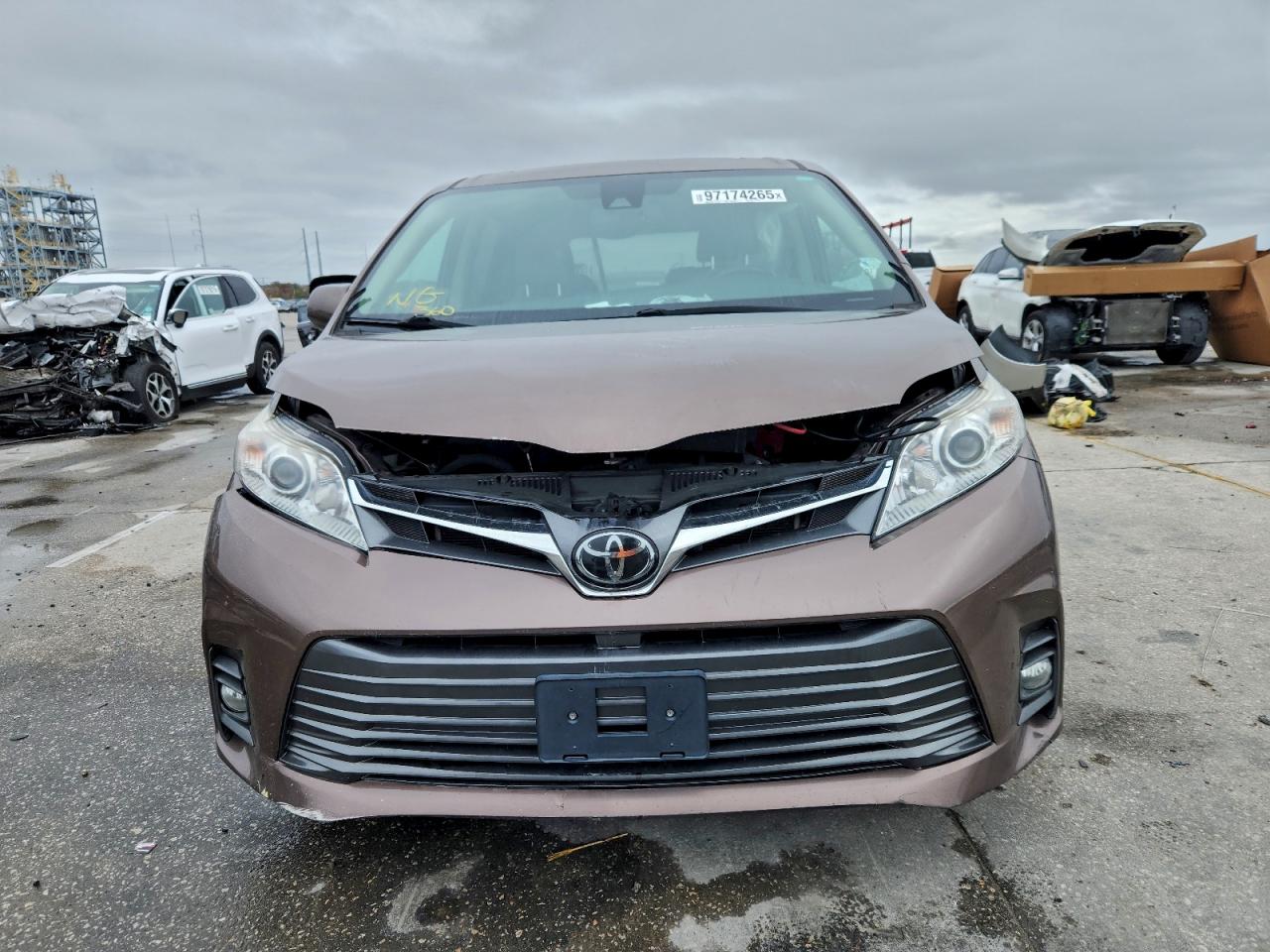 2020 TOYOTA SIENNA XLE photo 5