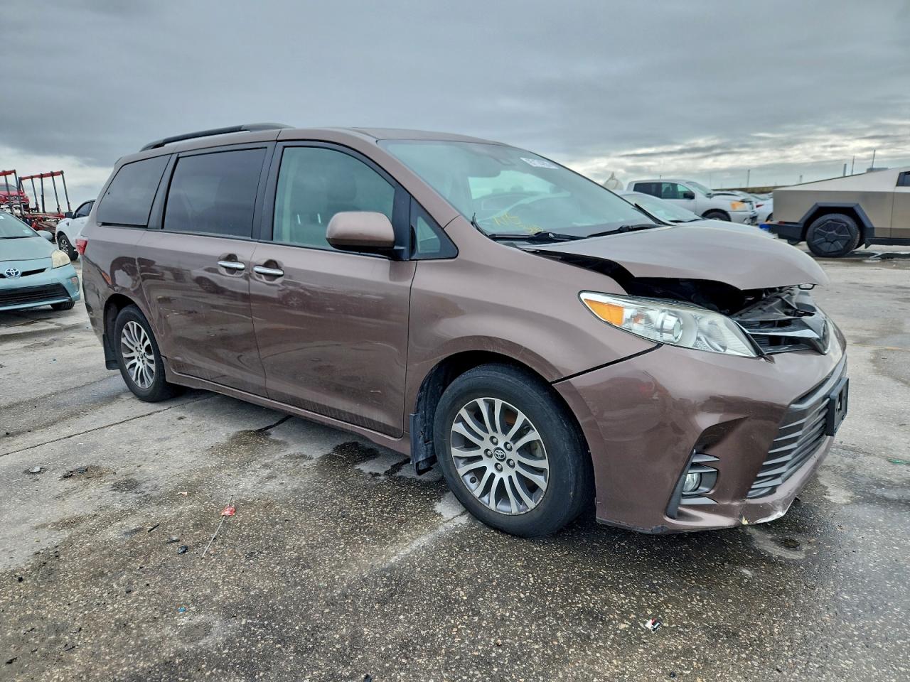 2020 TOYOTA SIENNA XLE photo 4