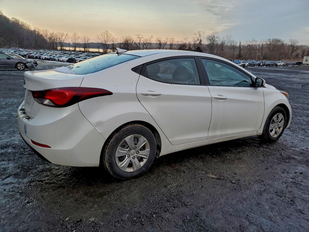 2016 HYUNDAI ELANTRA SE photo 3