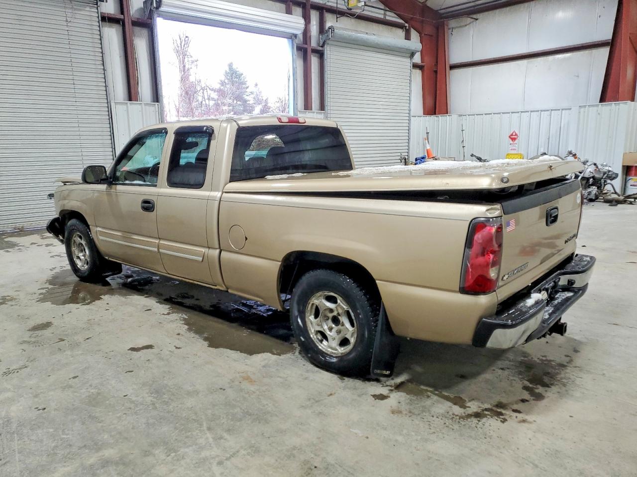 2004 CHEVROLET SILVERADO C1500 photo 2