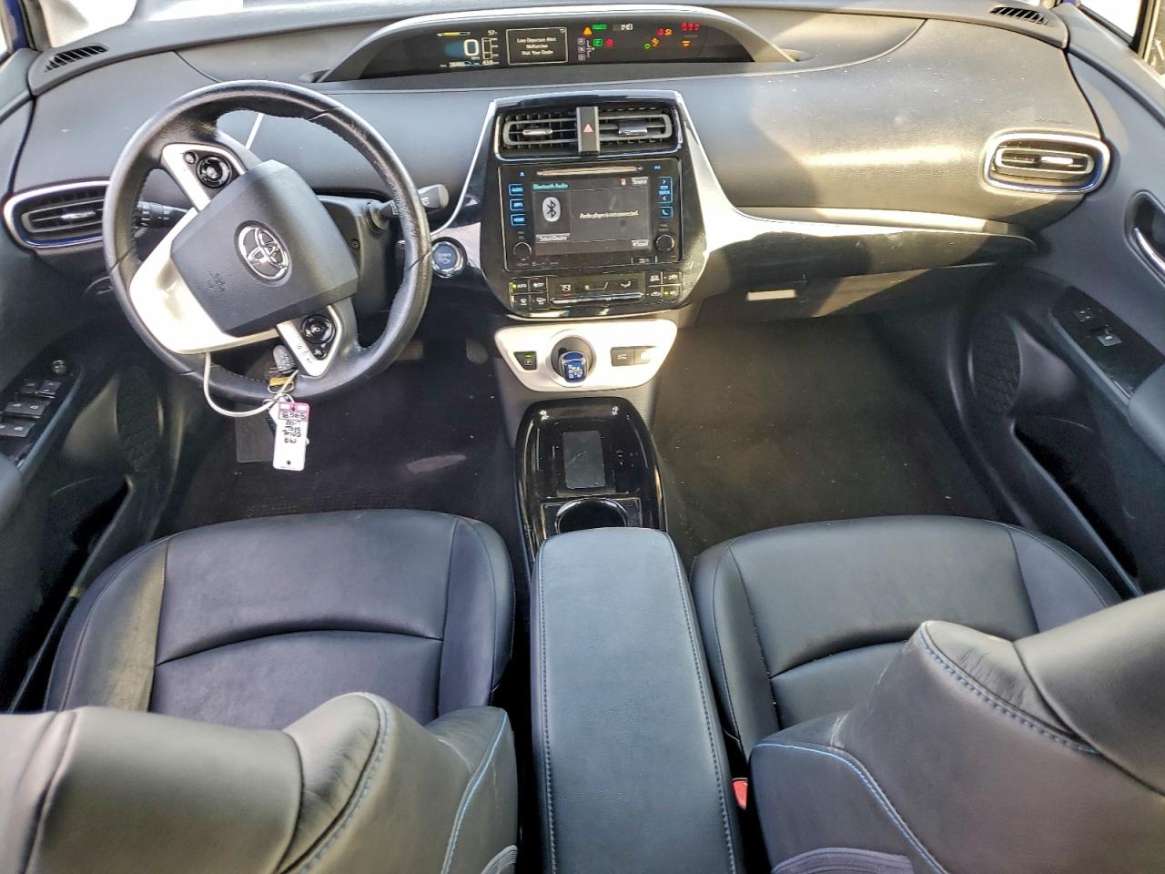 2017 TOYOTA PRIUS photo 8