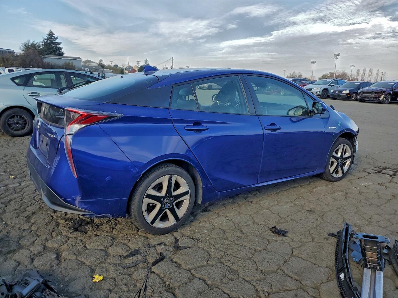 2017 TOYOTA PRIUS photo 3