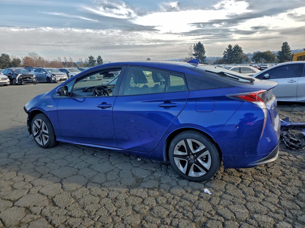 2017 TOYOTA PRIUS photo 2
