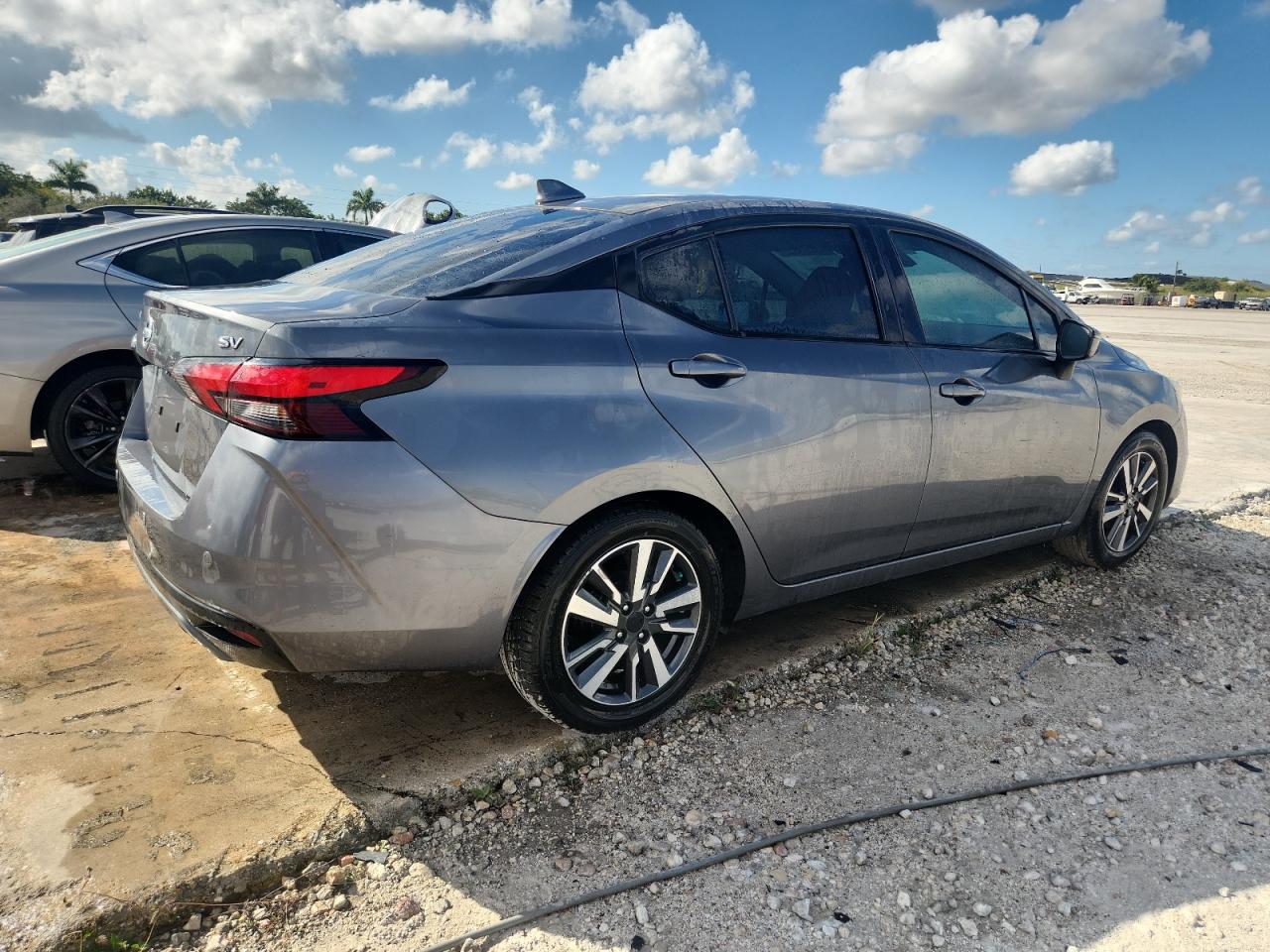 2021 NISSAN VERSA SV photo 3