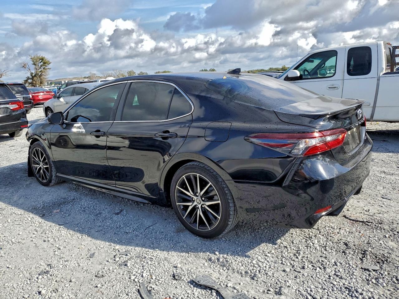 2021 TOYOTA CAMRY SE photo 2