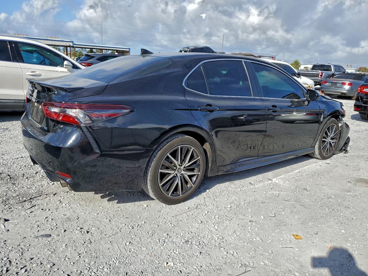 2021 TOYOTA CAMRY SE photo 3