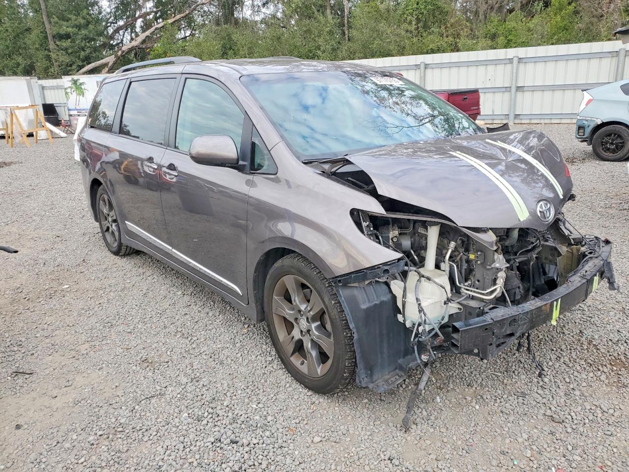 2016 TOYOTA SIENNA SE photo 4