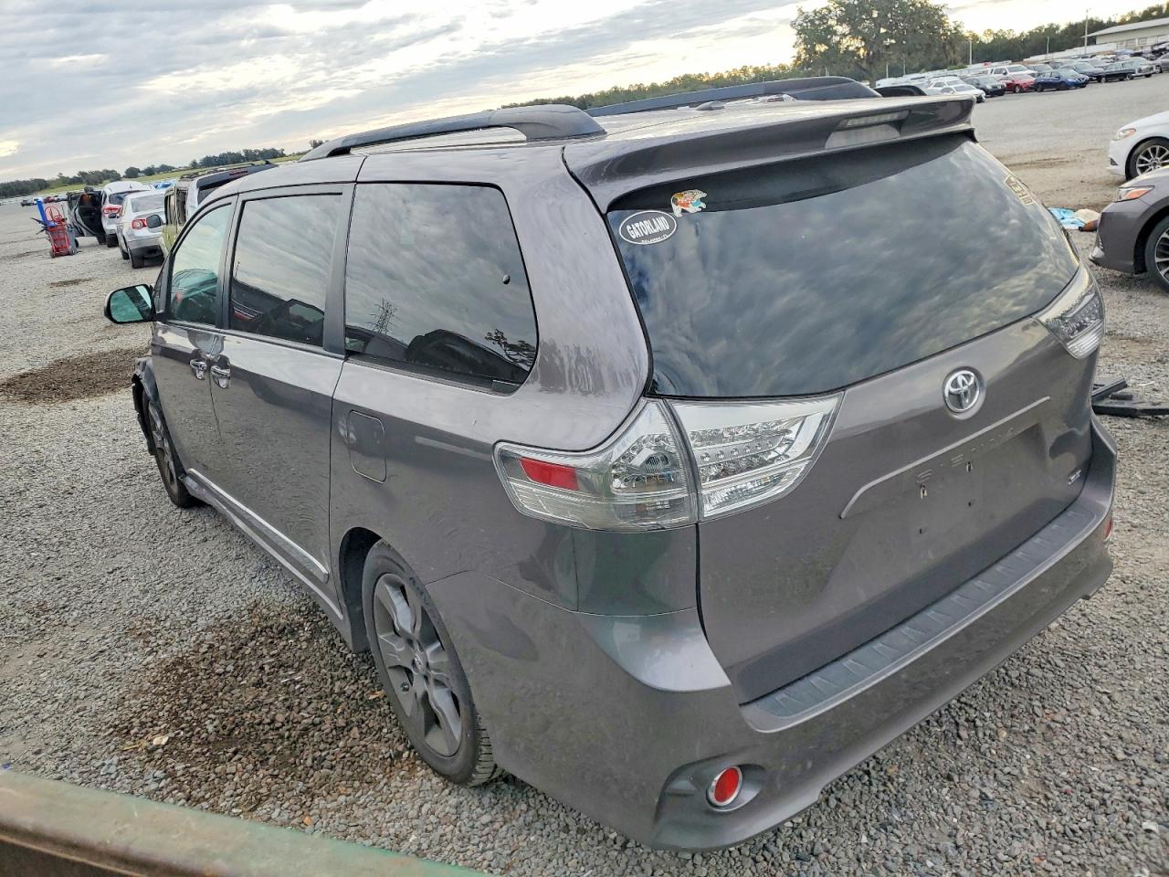 2016 TOYOTA SIENNA SE photo 2