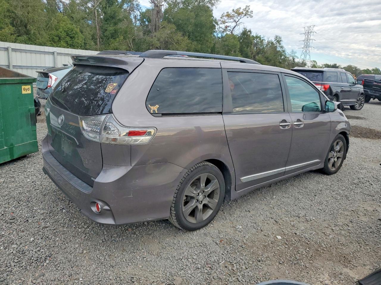 2016 TOYOTA SIENNA SE photo 3
