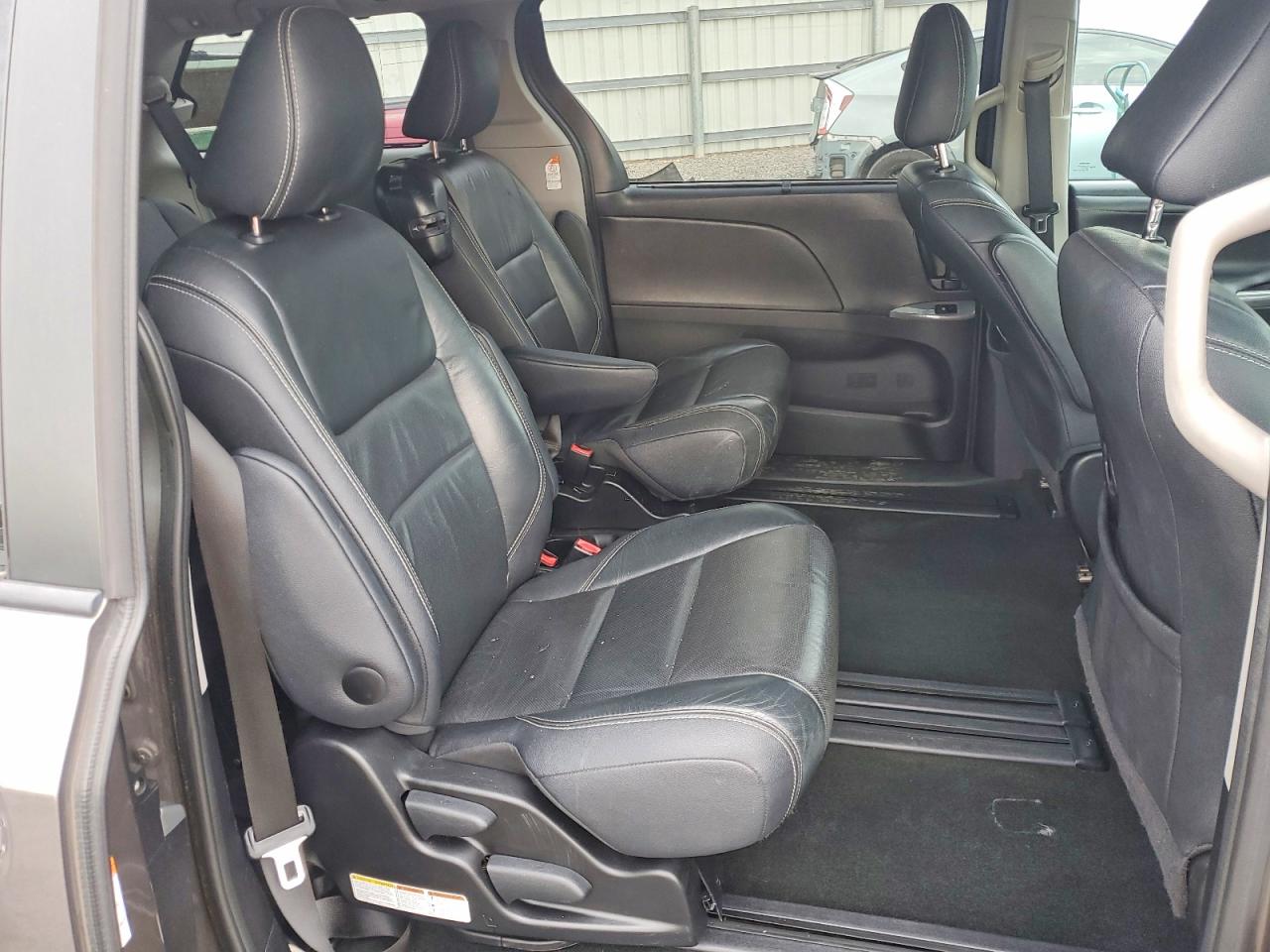 2016 TOYOTA SIENNA SE photo 11