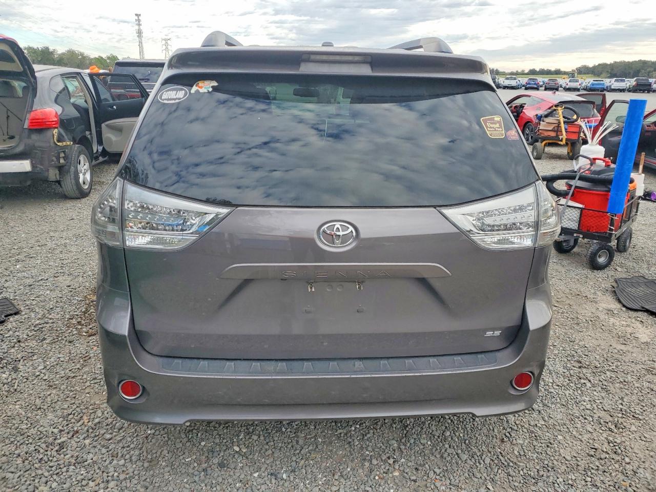 2016 TOYOTA SIENNA SE photo 6