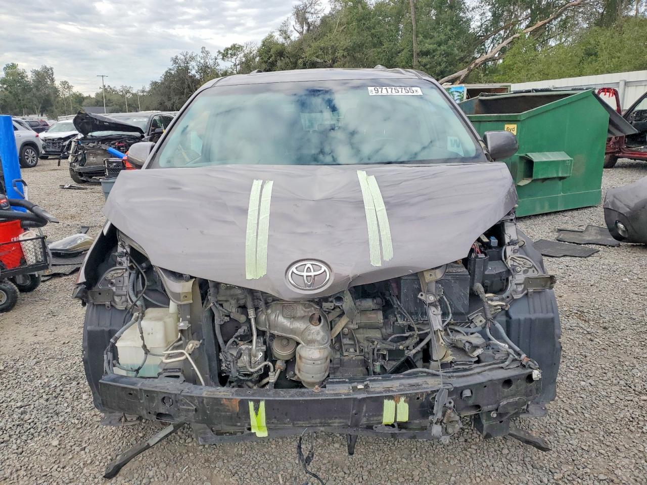 2016 TOYOTA SIENNA SE photo 5
