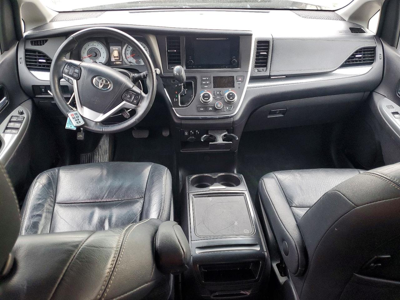 2016 TOYOTA SIENNA SE photo 8