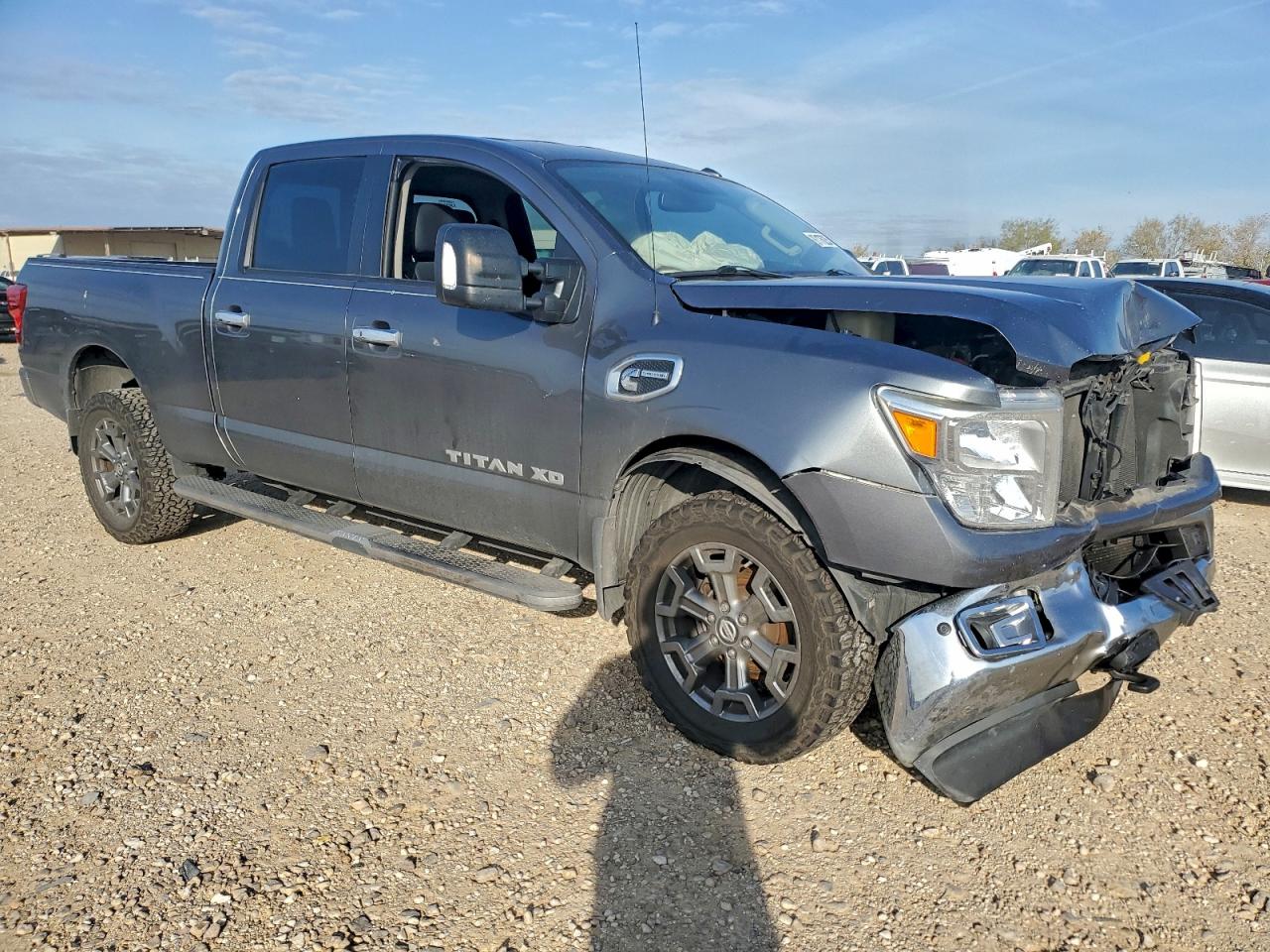 2017 NISSAN TITAN XD SL photo 4