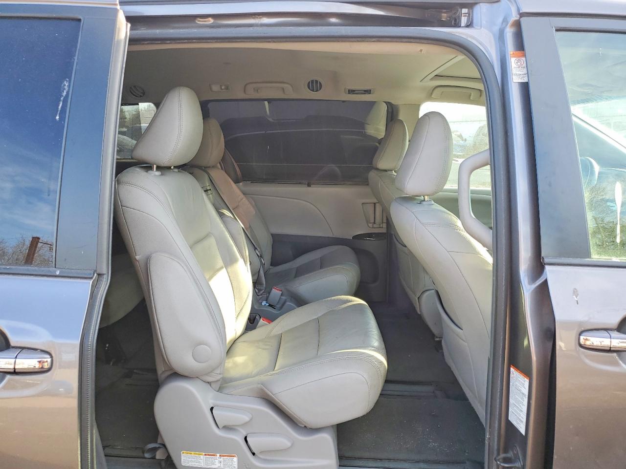 2015 TOYOTA SIENNA XLE photo 11