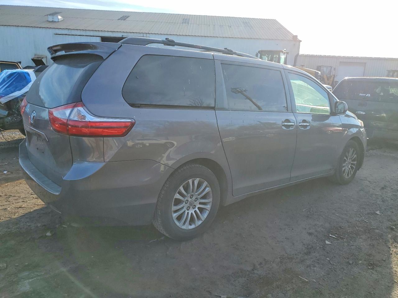2015 TOYOTA SIENNA XLE photo 3