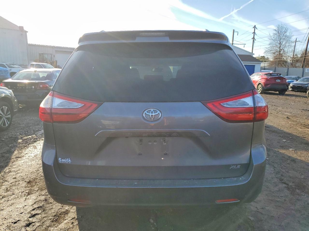 2015 TOYOTA SIENNA XLE photo 6