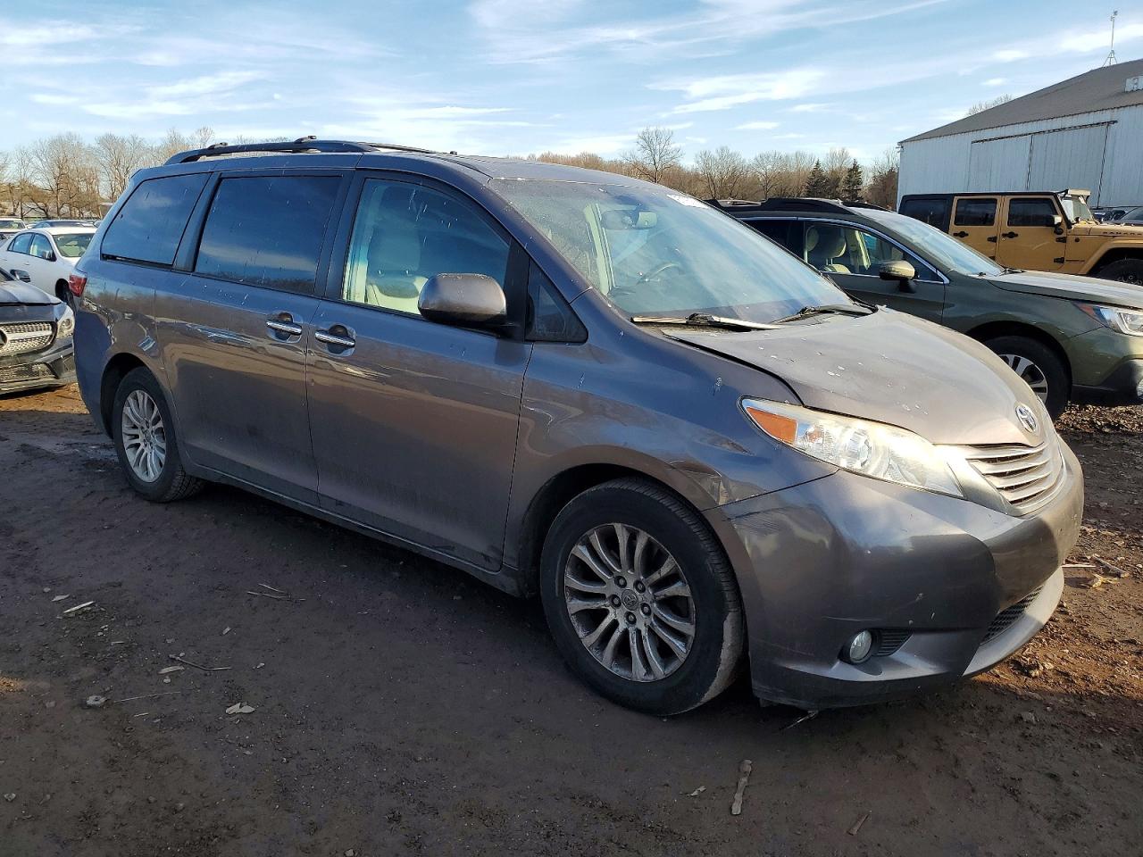 2015 TOYOTA SIENNA XLE photo 4