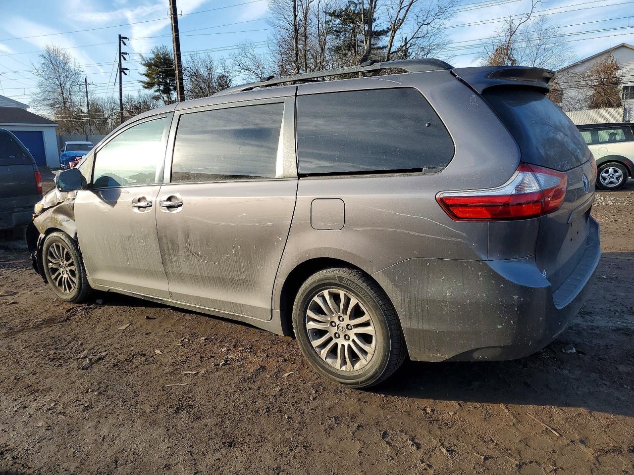 2015 TOYOTA SIENNA XLE photo 2