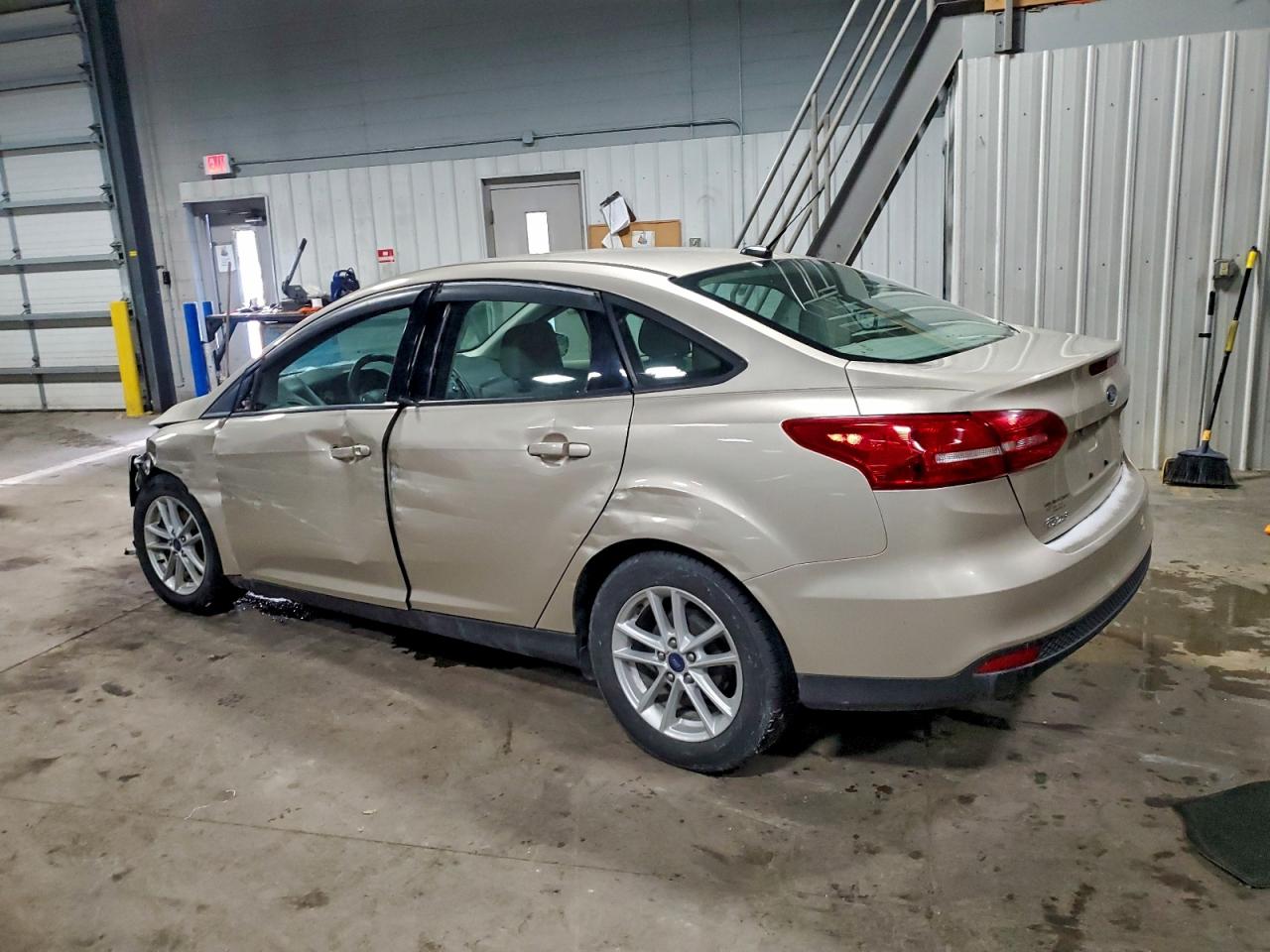 2018 FORD FOCUS SE photo 2