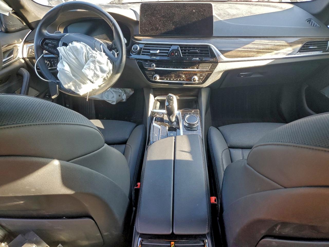 2021 BMW 530 XI photo 8