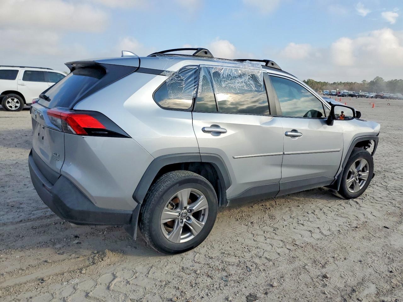 2022 TOYOTA RAV4 XLE photo 3