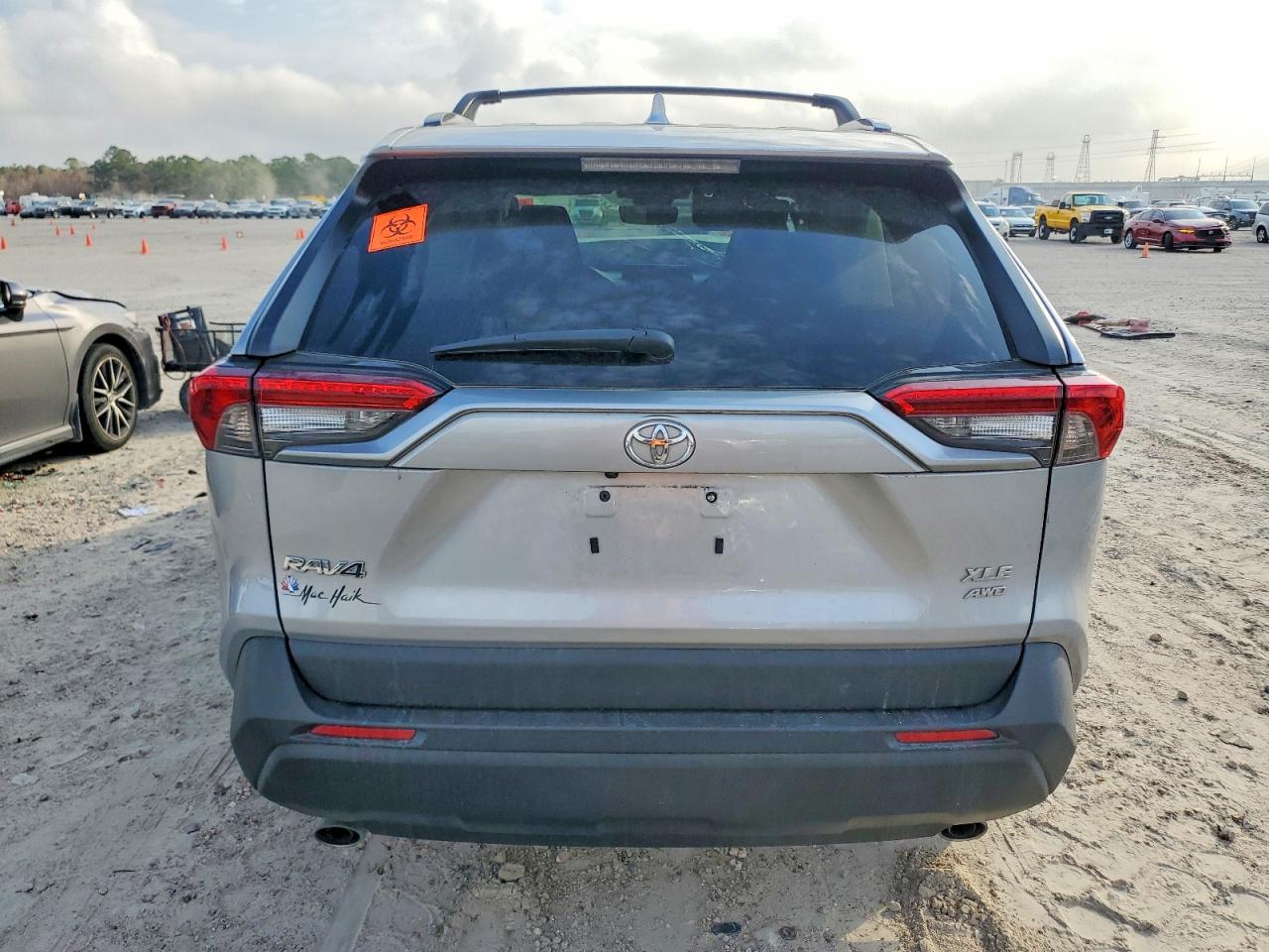2022 TOYOTA RAV4 XLE photo 6