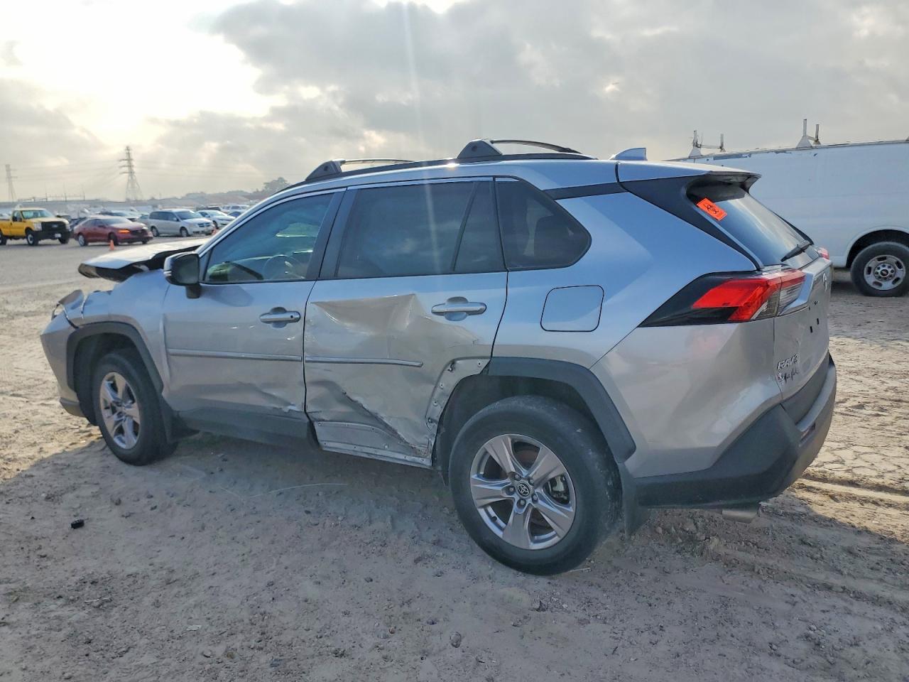 2022 TOYOTA RAV4 XLE photo 2