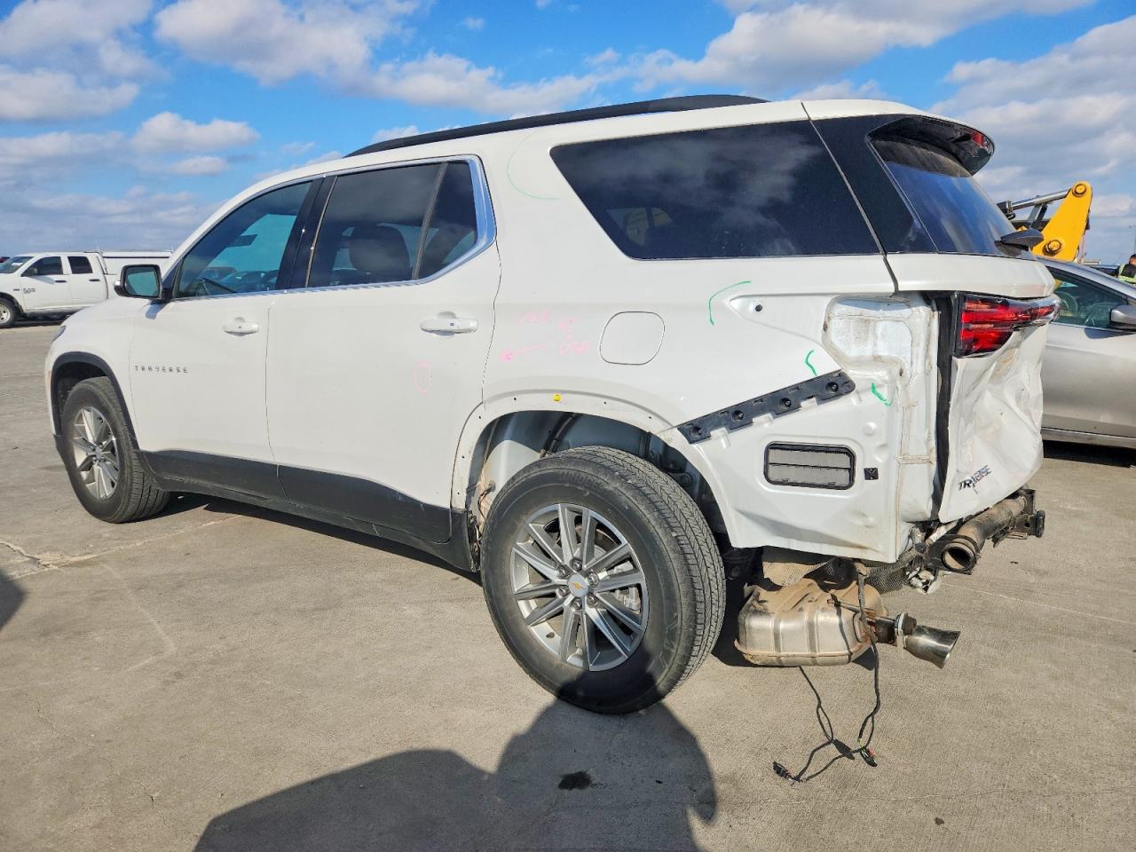 2023 CHEVROLET TRAVERSE LT photo 2