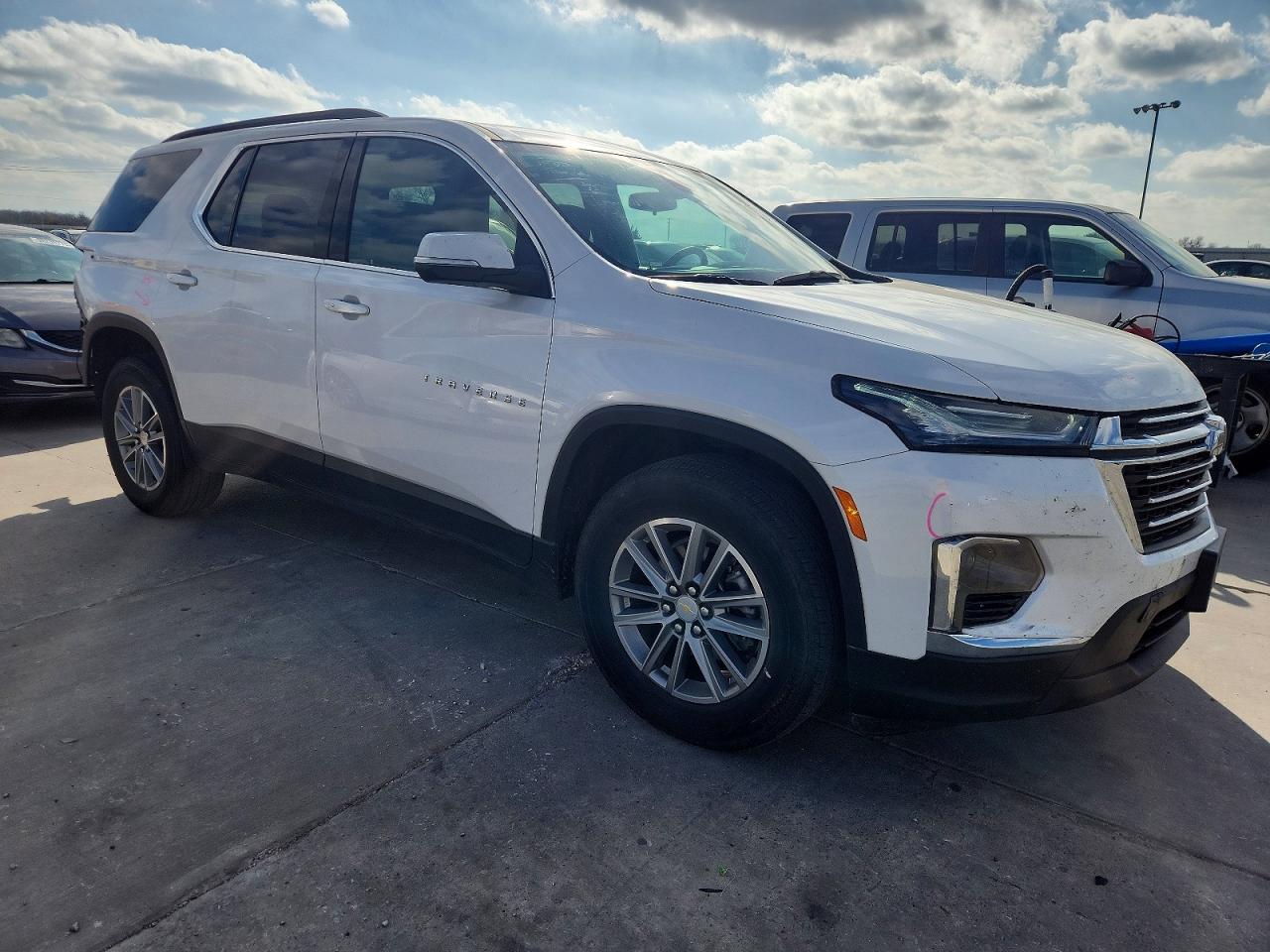 2023 CHEVROLET TRAVERSE LT photo 4