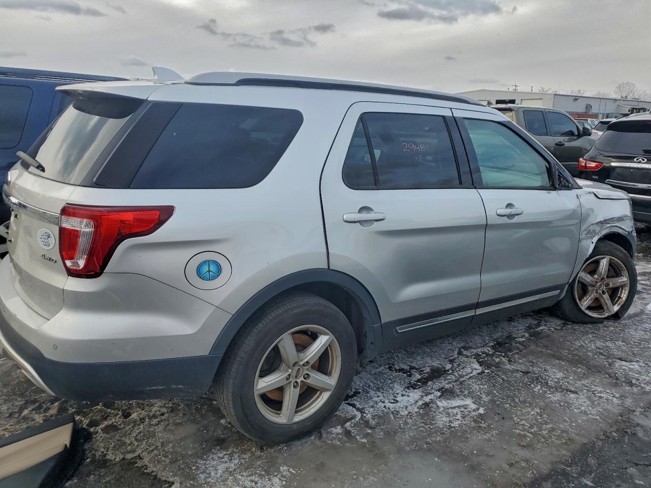 2016 FORD EXPLORER XLT photo 3