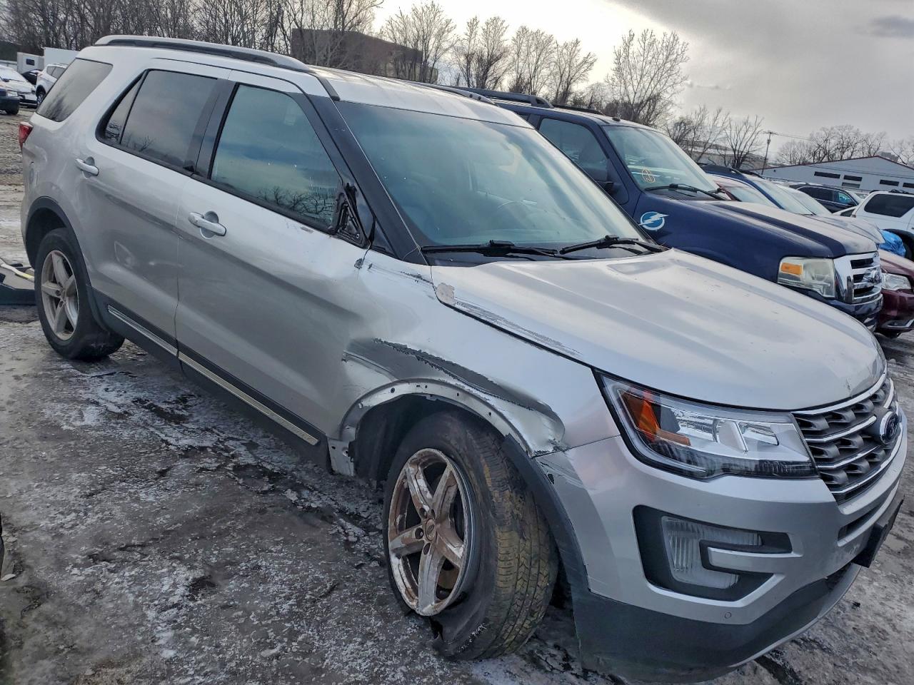 2016 FORD EXPLORER XLT photo 4