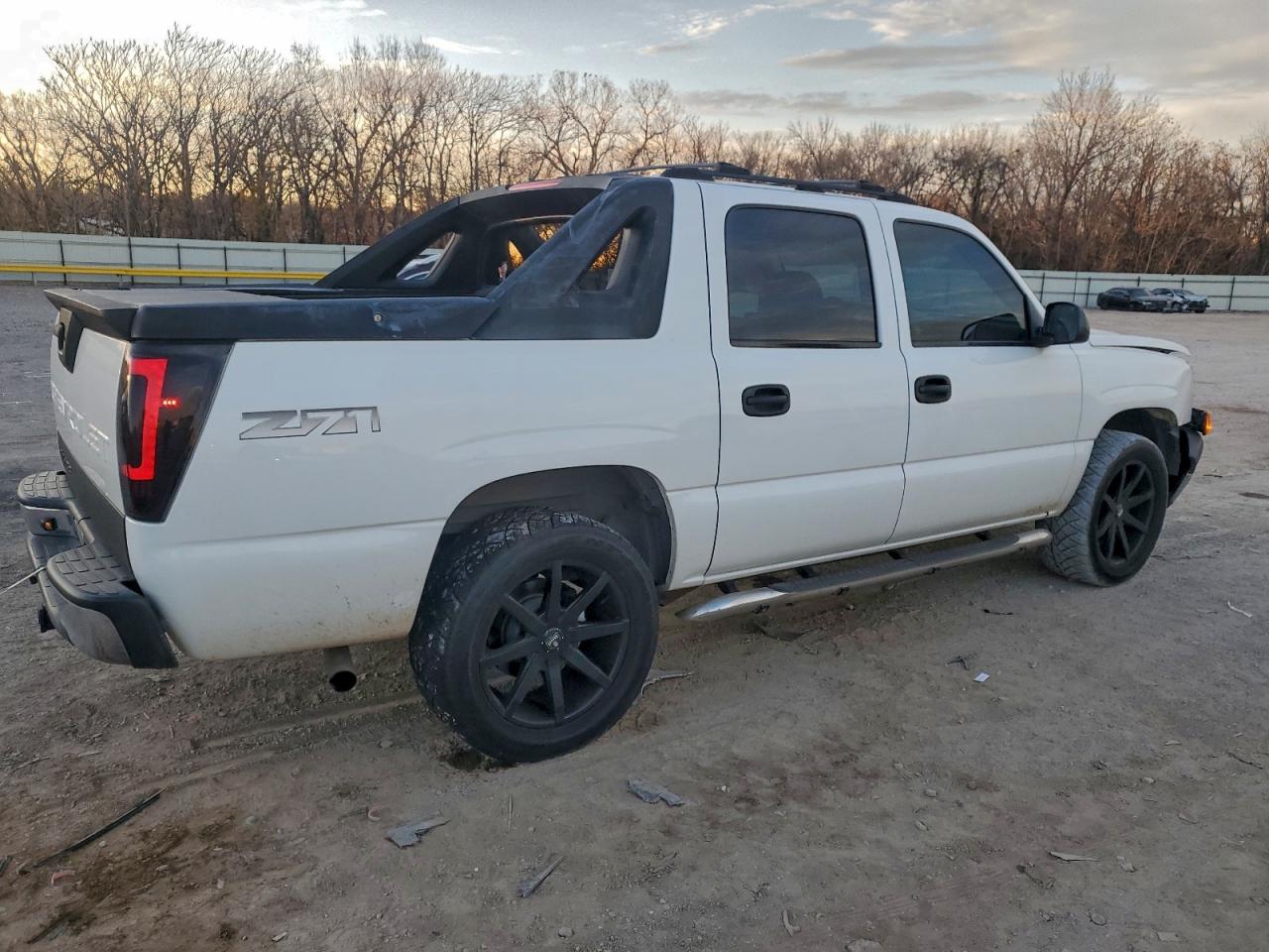 2004 CHEVROLET AVALANCHE K1500 photo 3