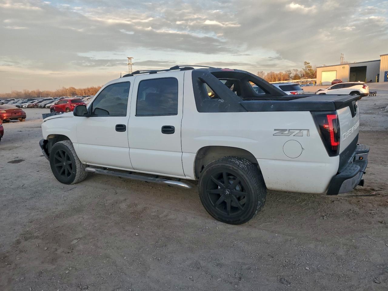 2004 CHEVROLET AVALANCHE K1500 photo 2