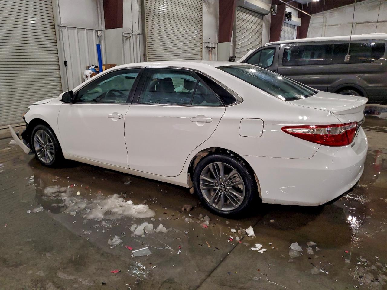 2016 TOYOTA CAMRY LE photo 2