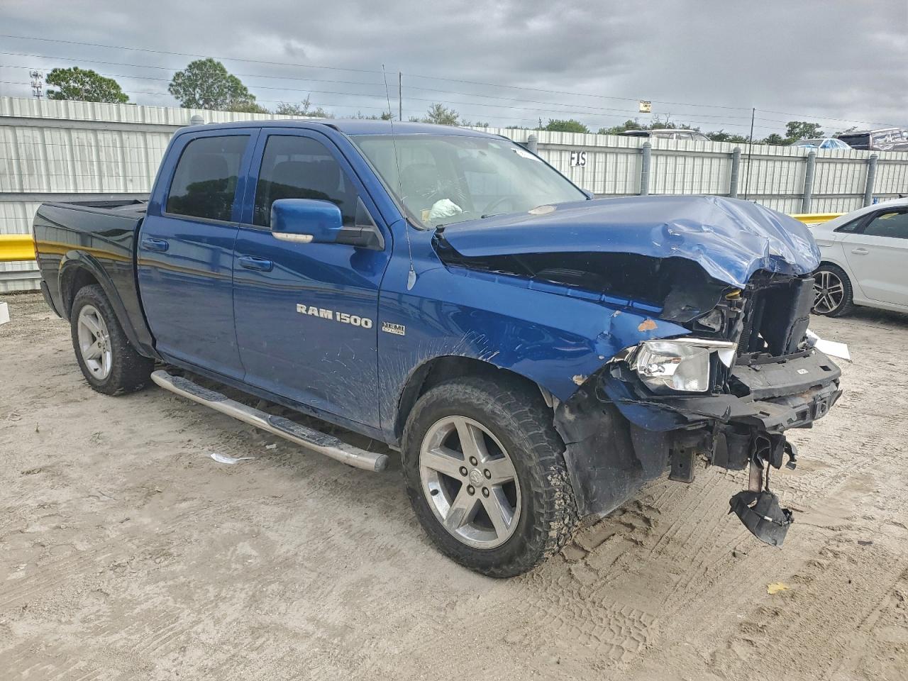 2011 DODGE RAM 1500 photo 4