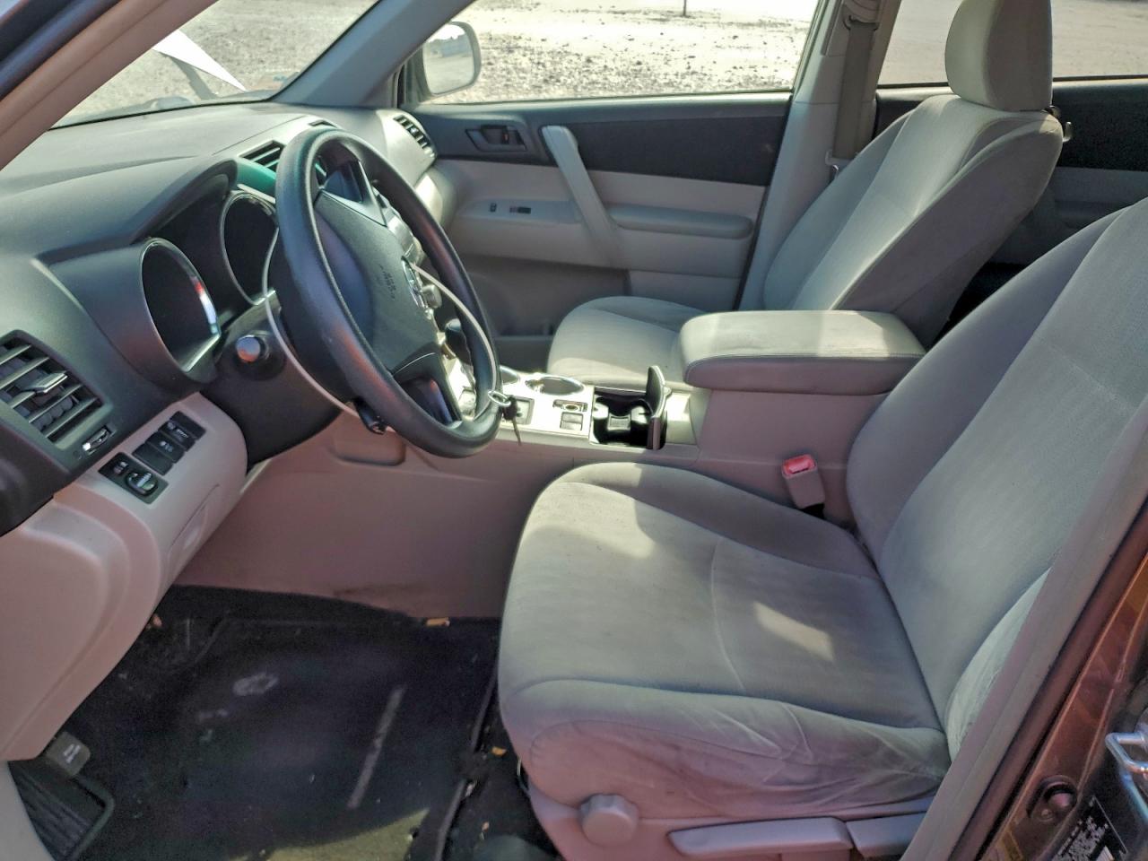 2011 TOYOTA HIGHLANDER BASE photo 7