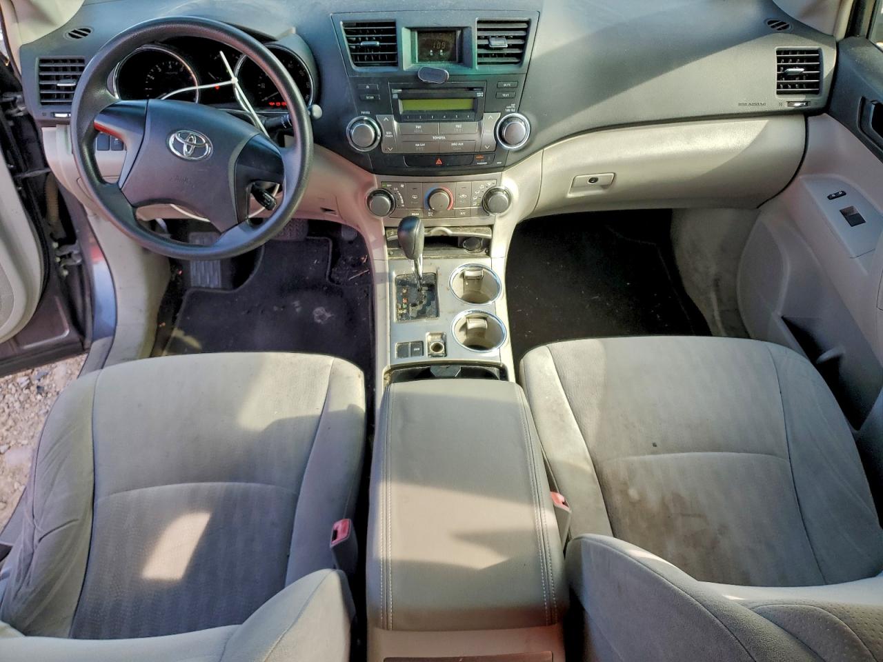 2011 TOYOTA HIGHLANDER BASE photo 8