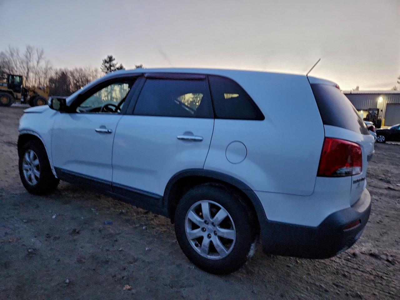 2011 KIA SORENTO BASE photo 2