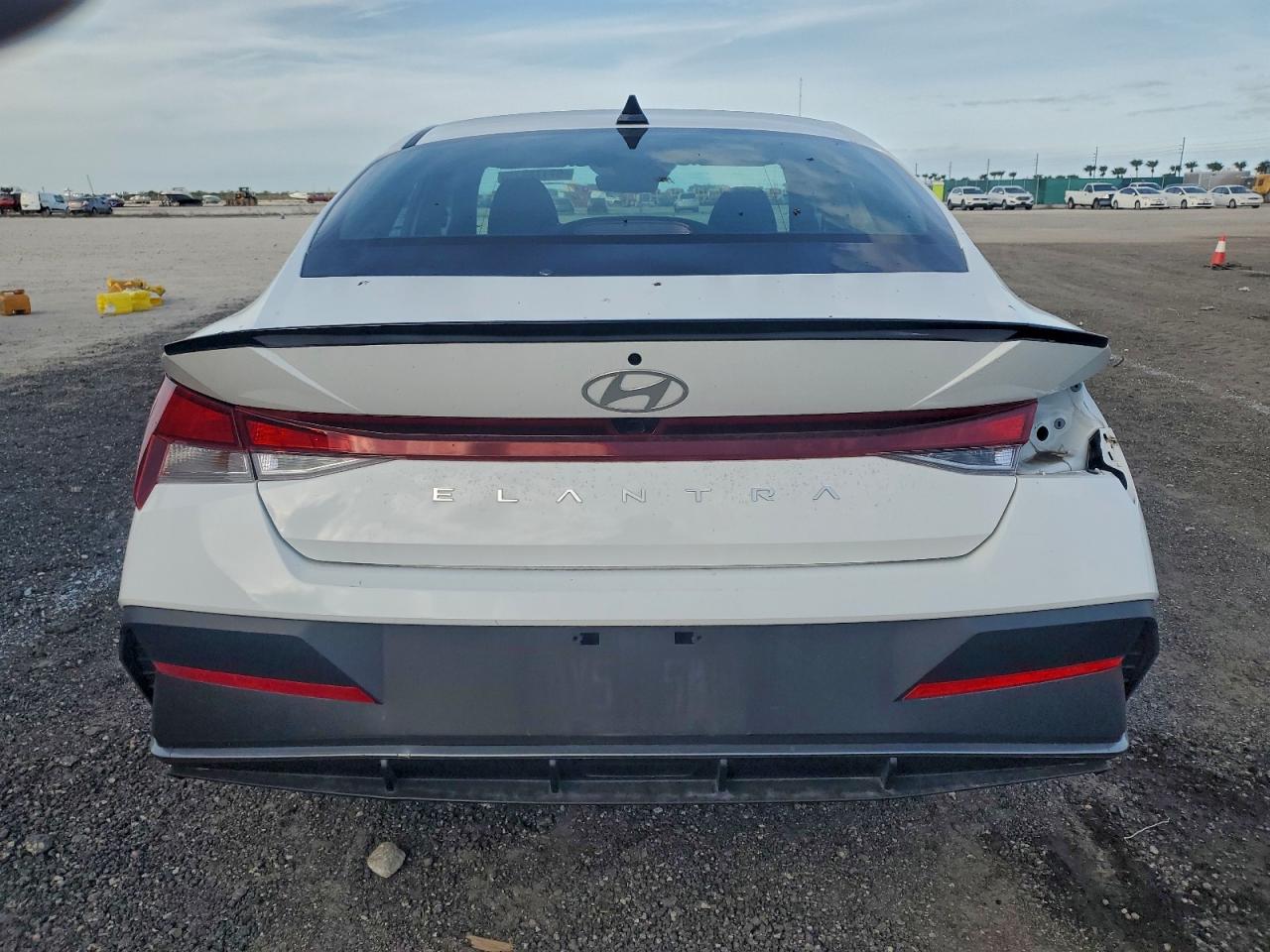2025 HYUNDAI ELANTRA SEL SPORT photo 6