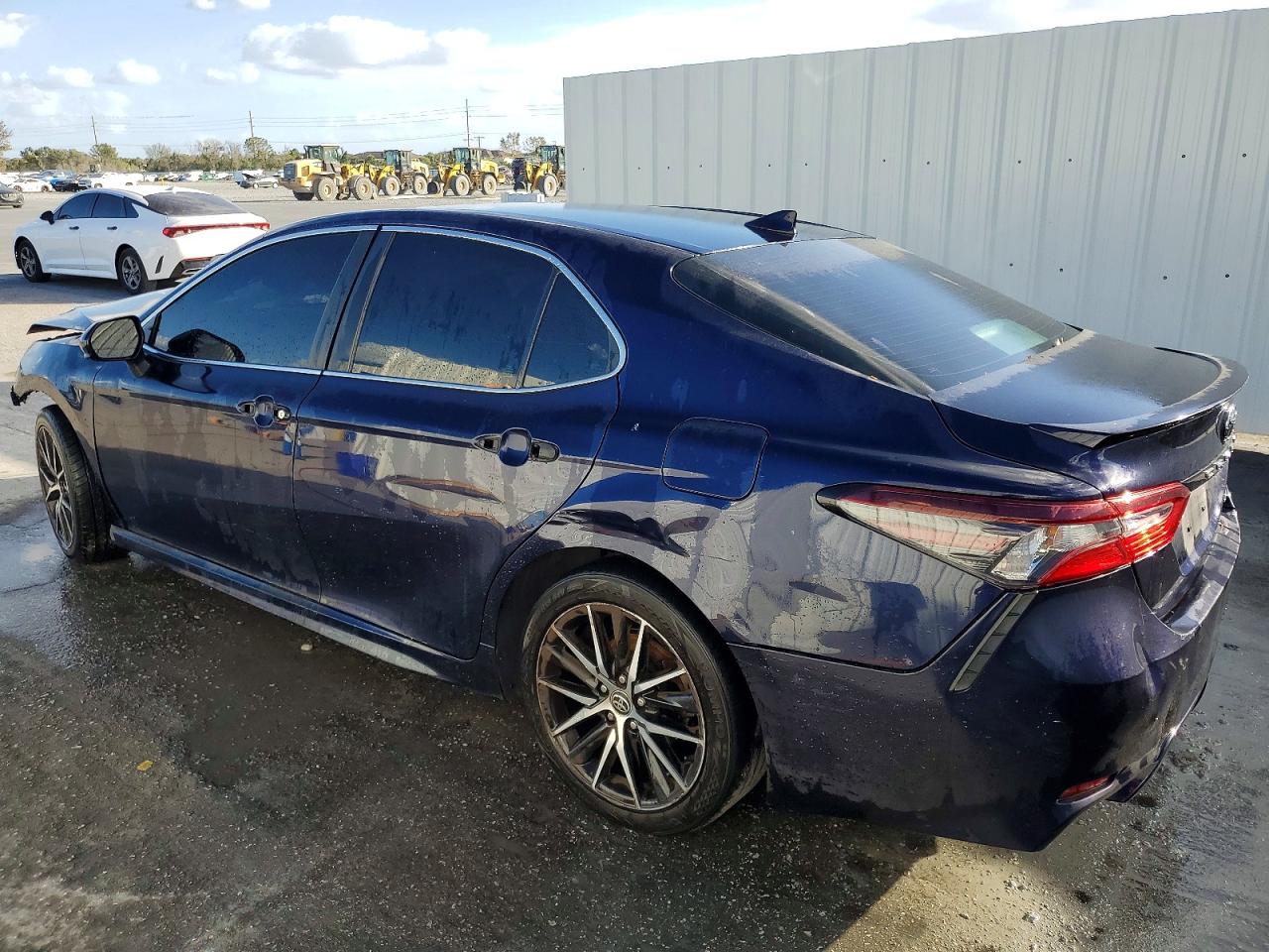 2021 TOYOTA CAMRY SE photo 2