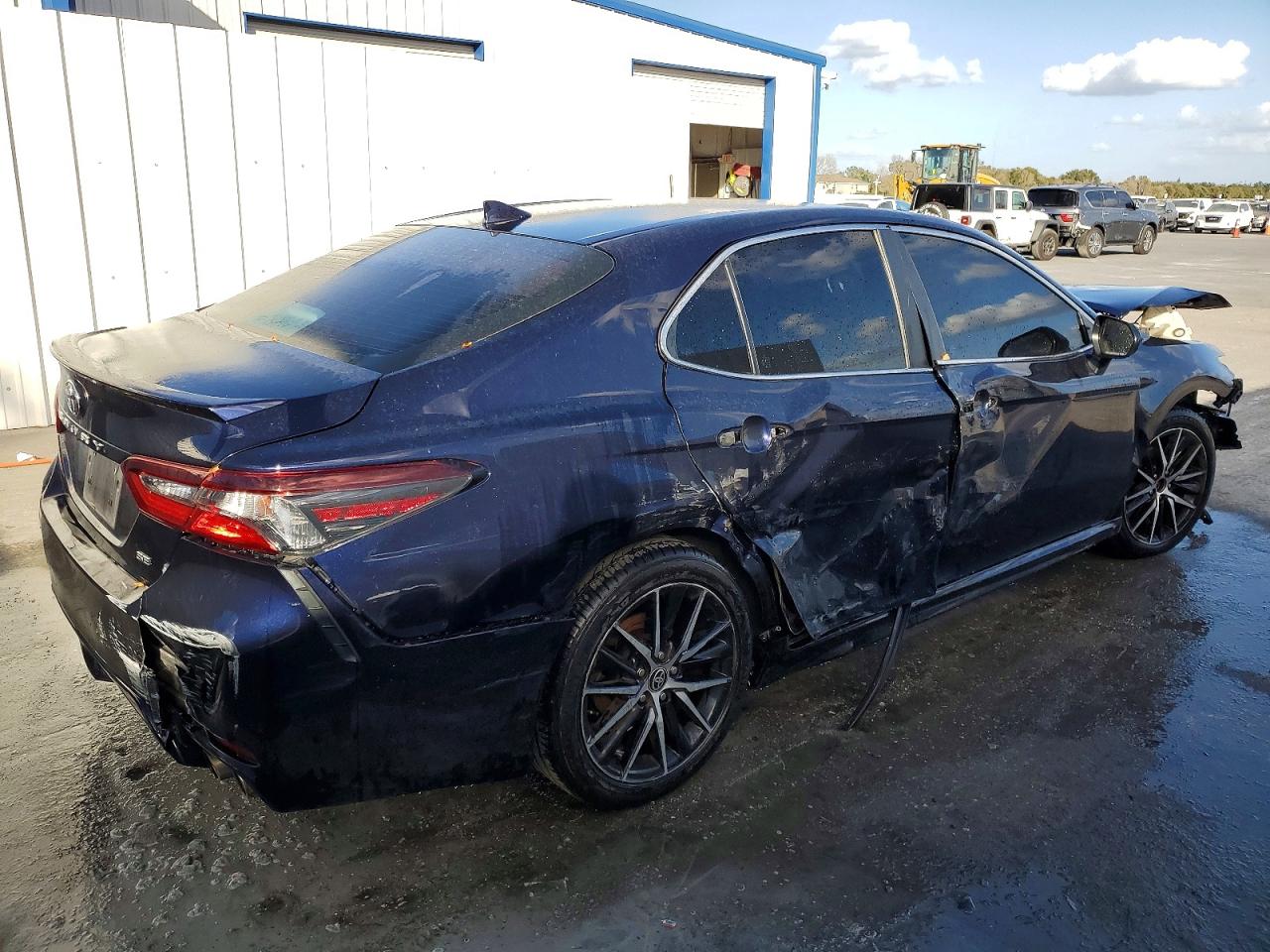 2021 TOYOTA CAMRY SE photo 3