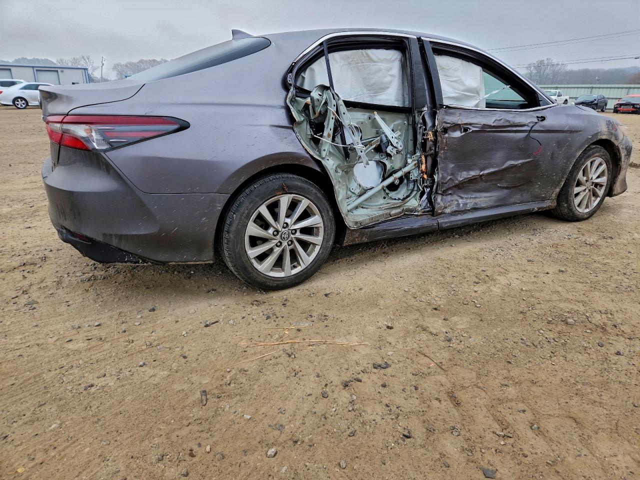 2021 TOYOTA CAMRY LE photo 3