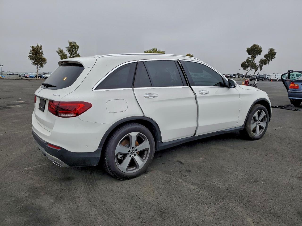 2021 MERCEDES-BENZ GLC 300 4MATIC photo 3