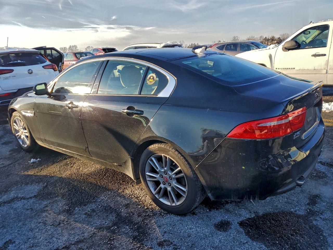 2017 JAGUAR XE PREMIUM photo 2